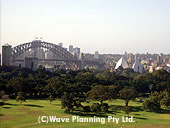 オペラハウスとハーバーブリッジを裏から望む