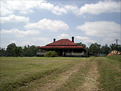 広大な土地を持つ郊外のファーマー