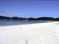 とにかく真っ白な砂浜